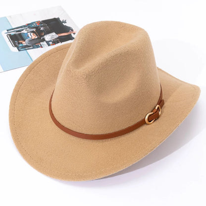 Beiger Cowboyhut aus Filz mit braunem Lederband, modisches Accessoire für Outdoor-Abenteuer.
