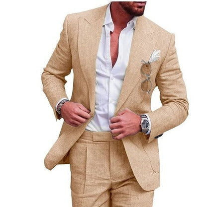Eleganter Herrenanzug beige Leinen, weißes Hemd, stilvolle Mode, Business-Outfit