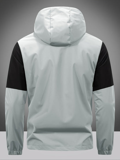 Hellgraue Herrenjacke mit Kapuze, schwarze Ärmel, wasserabweisend, Outdoor-Bekleidung.