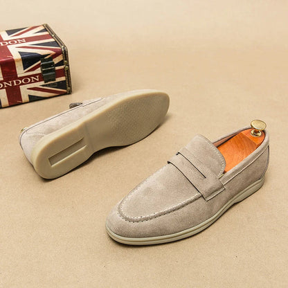 Herren Mokassins aus Wildleder in Beige, rutschfeste Sohle, elegantes Design, Freizeitschuh.