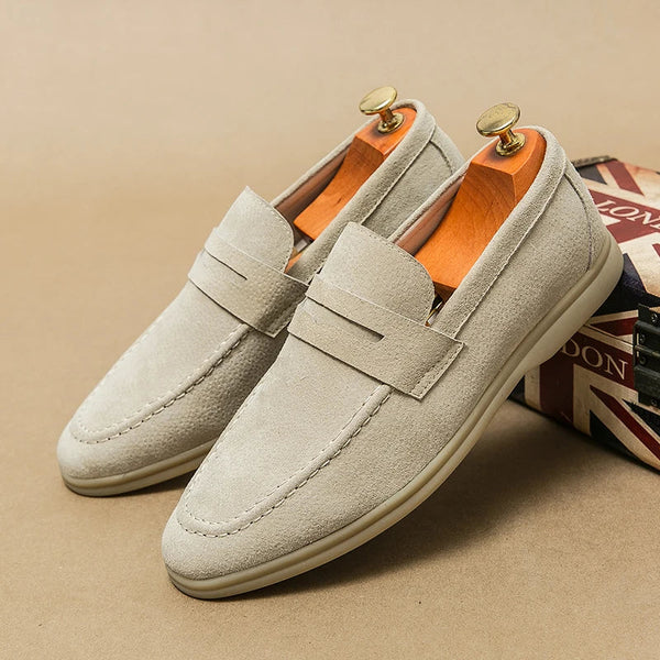 Beige Wildleder-Slipper für Herren, elegant, rutschfest, ideal für Freizeit und Büro.
