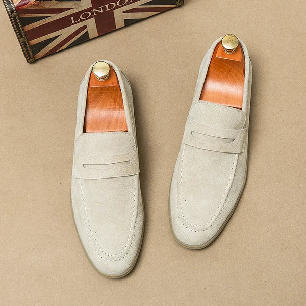 Beige Wildleder-Loafer für Herren, elegante Slipper, klassisches Design, Ledersohle.