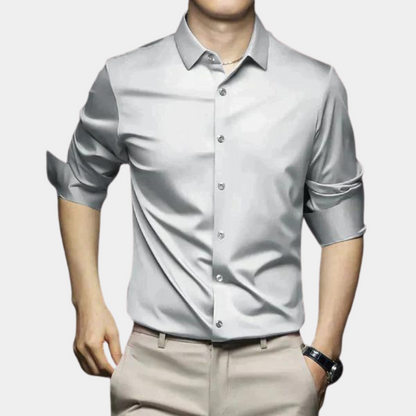 Hellgraues Herrenhemd, langärmlig, elegantes Design, Knopfleiste, Businessmode.