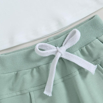 Grüne Jogginghose mit weißem Kordelzug, Baumwolle, bequem, sportlich, Freizeitkleidung.