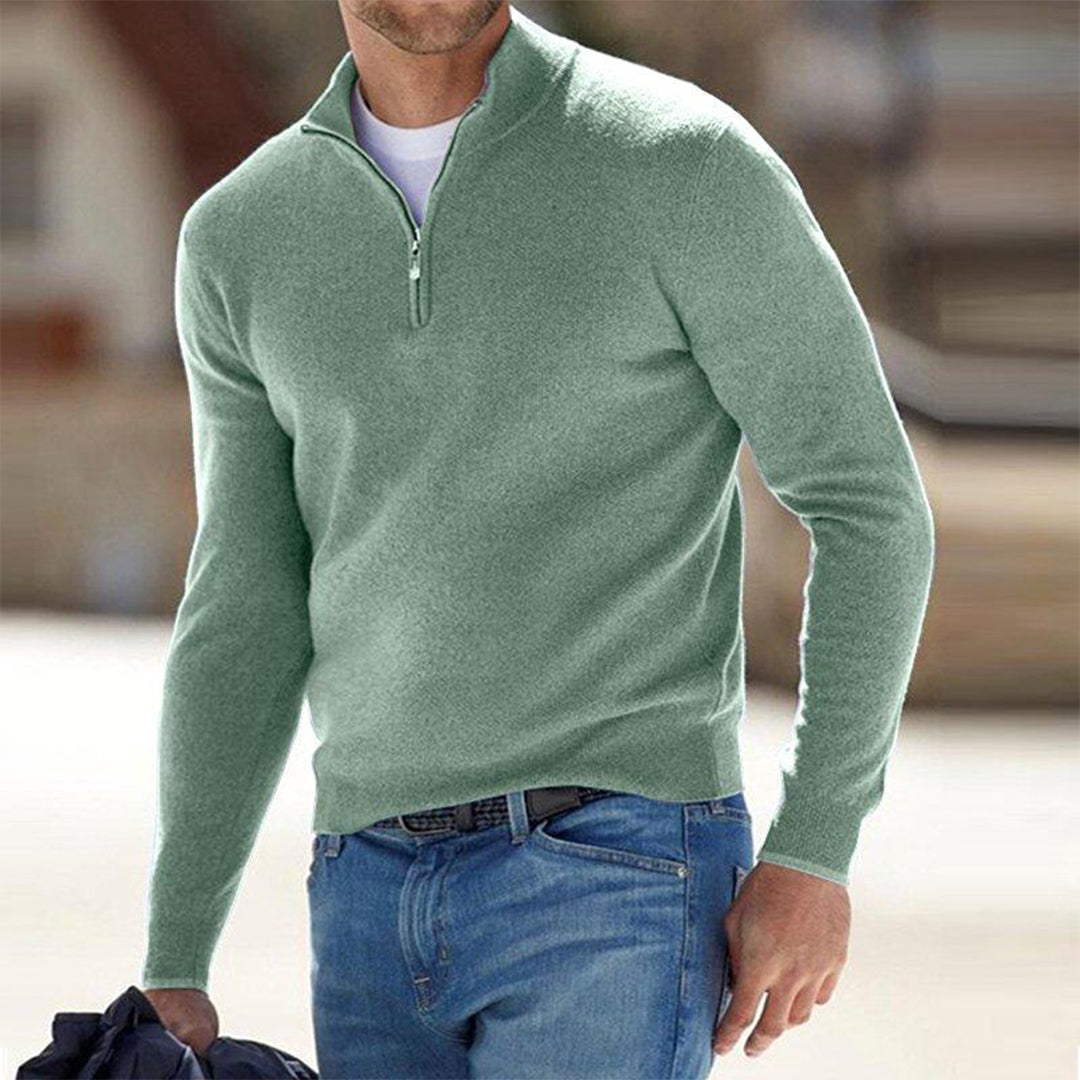 Mann in grünem Pullover mit Reißverschluss, Jeans, lässige Mode, Herrenbekleidung.