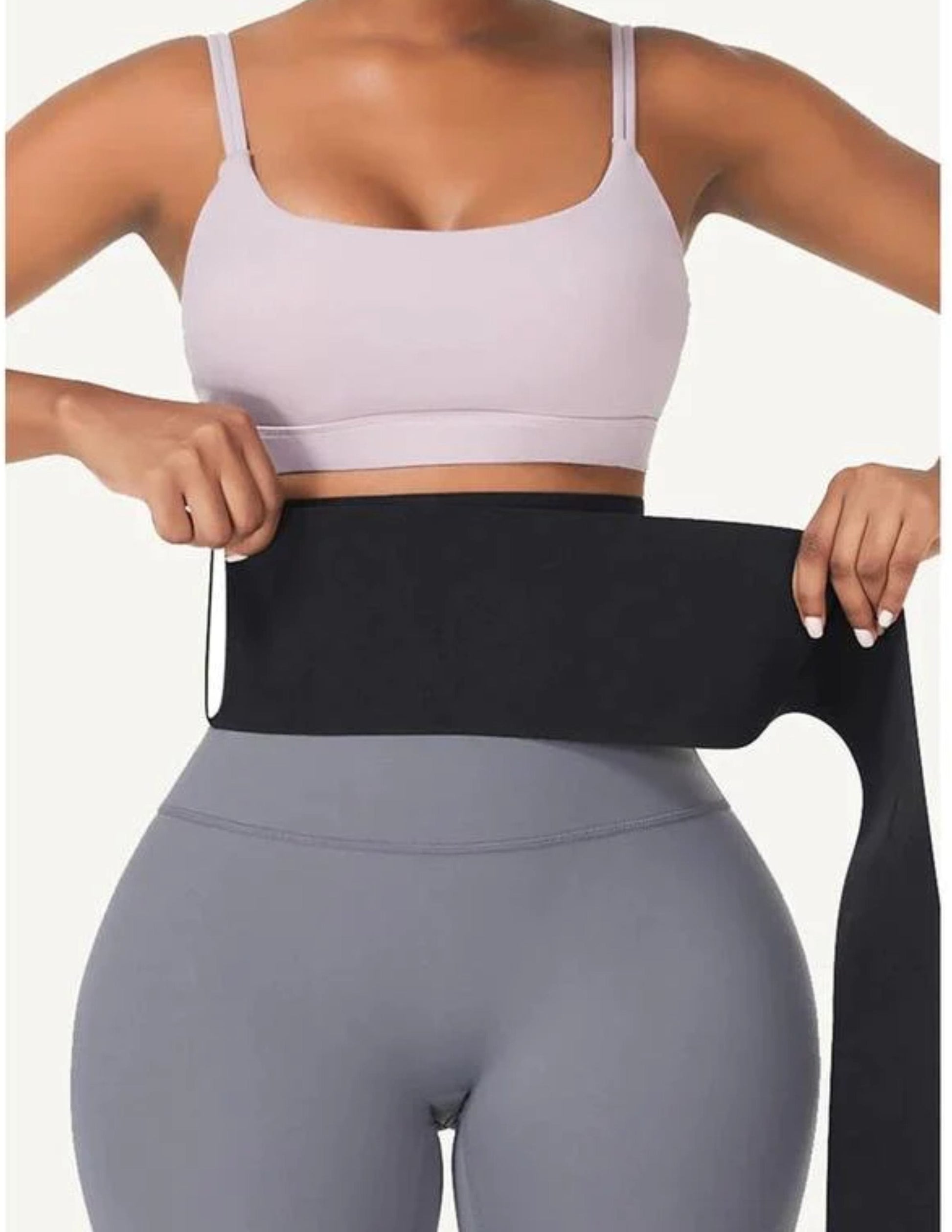Frau mit schwarzem Taillentrainer-Gürtel, Sport-BH und Leggings, Fitness, Körperformung.
