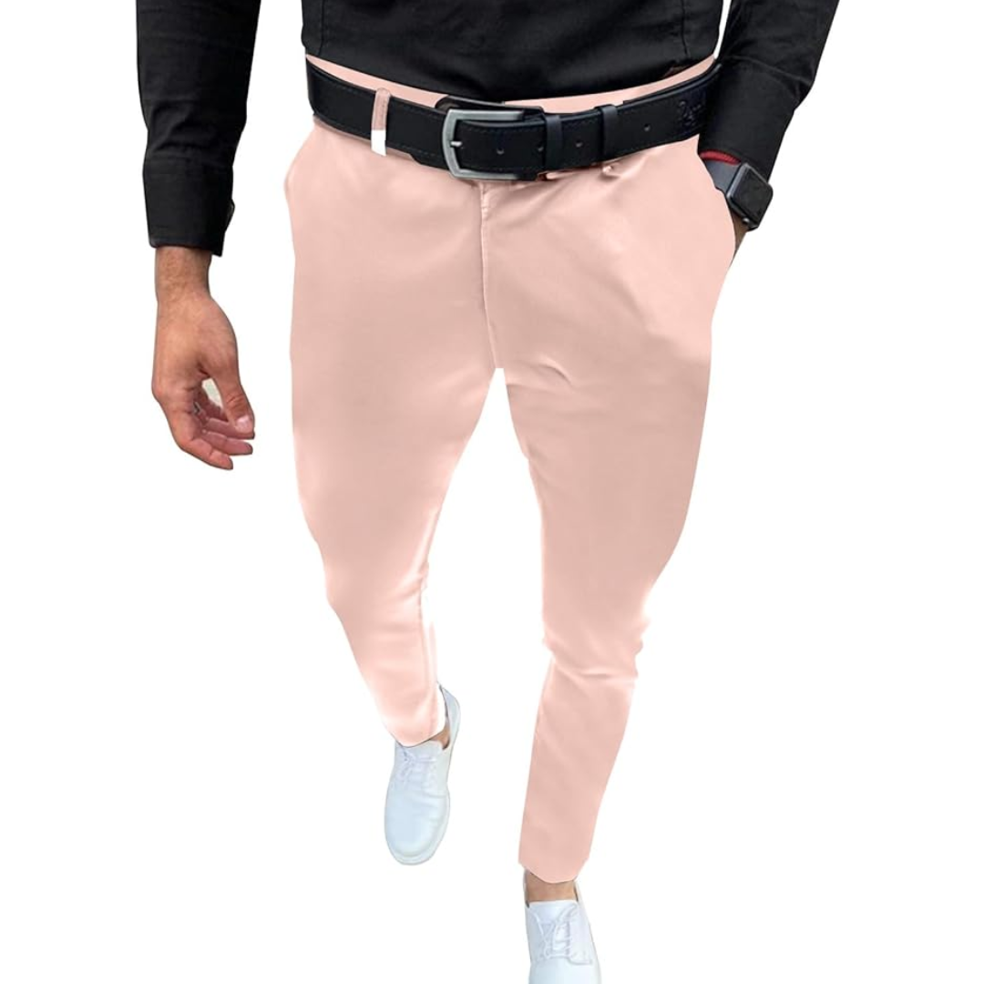 Mann in rosa Chinohose, schwarzem Hemd, weißem Sneaker, schwarzem Gürtel, modisch, elegant.