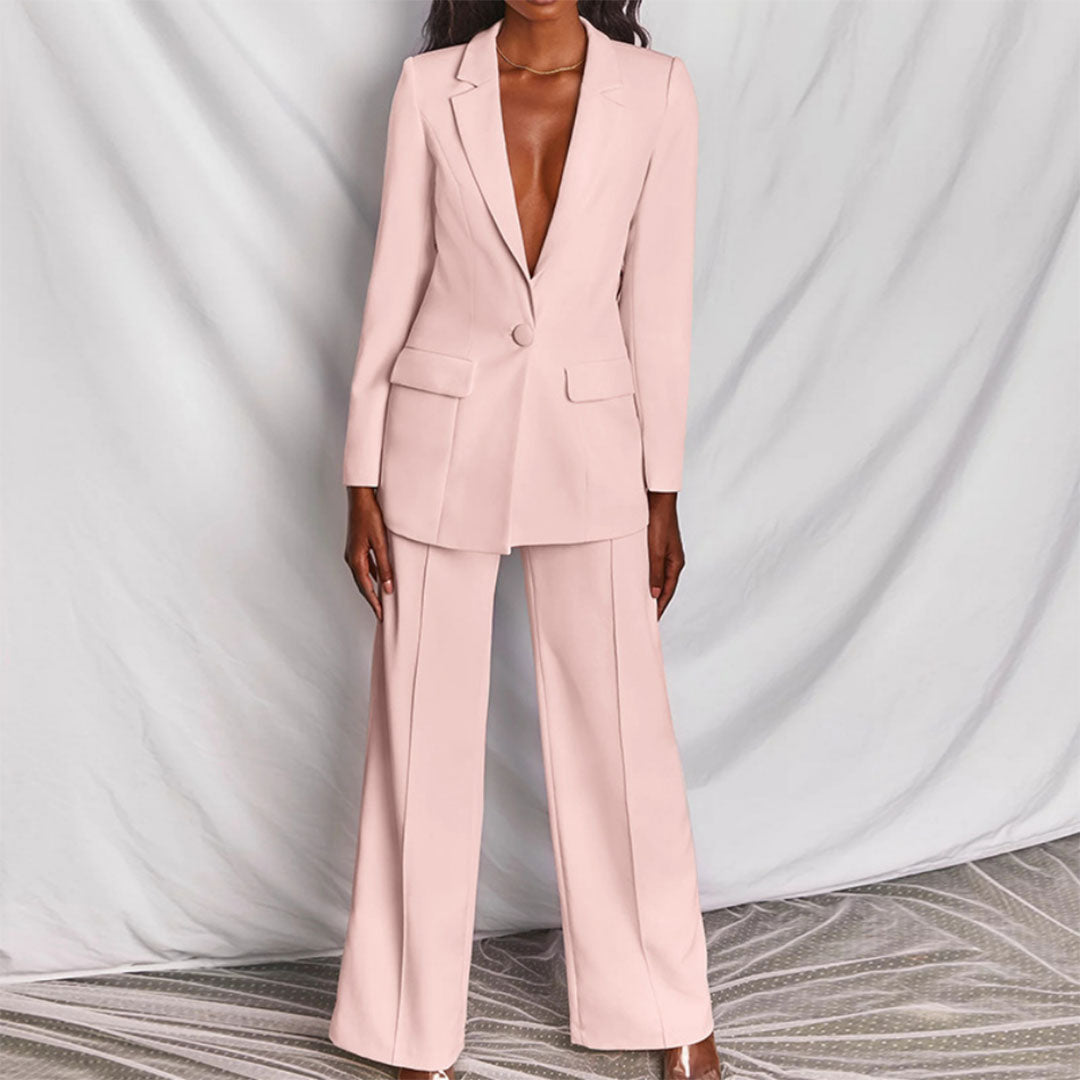 Frau im eleganten rosa Hosenanzug, Blazer und Hose, modisch, stilvoll, Damenbekleidung.