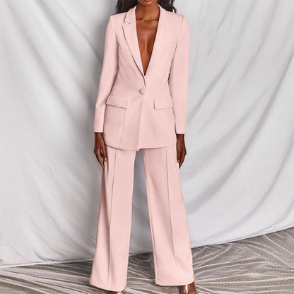 Frau im eleganten rosa Hosenanzug, Blazer und Hose, modisch, stilvoll, Damenbekleidung.