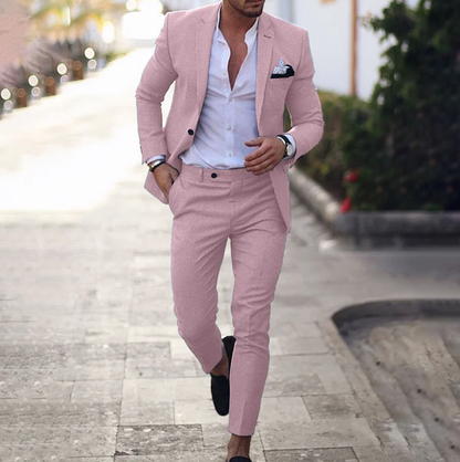 Eleganter Herrenanzug in Rosa, Slim Fit, mit weißem Hemd und Einstecktuch, ideal für Business.