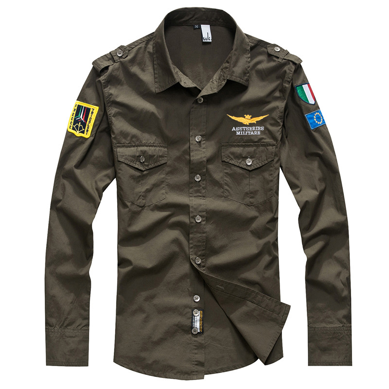 Olivgrünes Militärhemd mit Abzeichen, Langarm, Baumwolle, Herrenmode, Freizeitkleidung.
