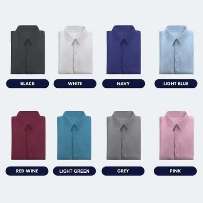 Acht gefaltete Hemden in verschiedenen Farben: Schwarz, Weiß, Marineblau, Hellblau, Rotwein, Hellgrün, Grau, Rosa.