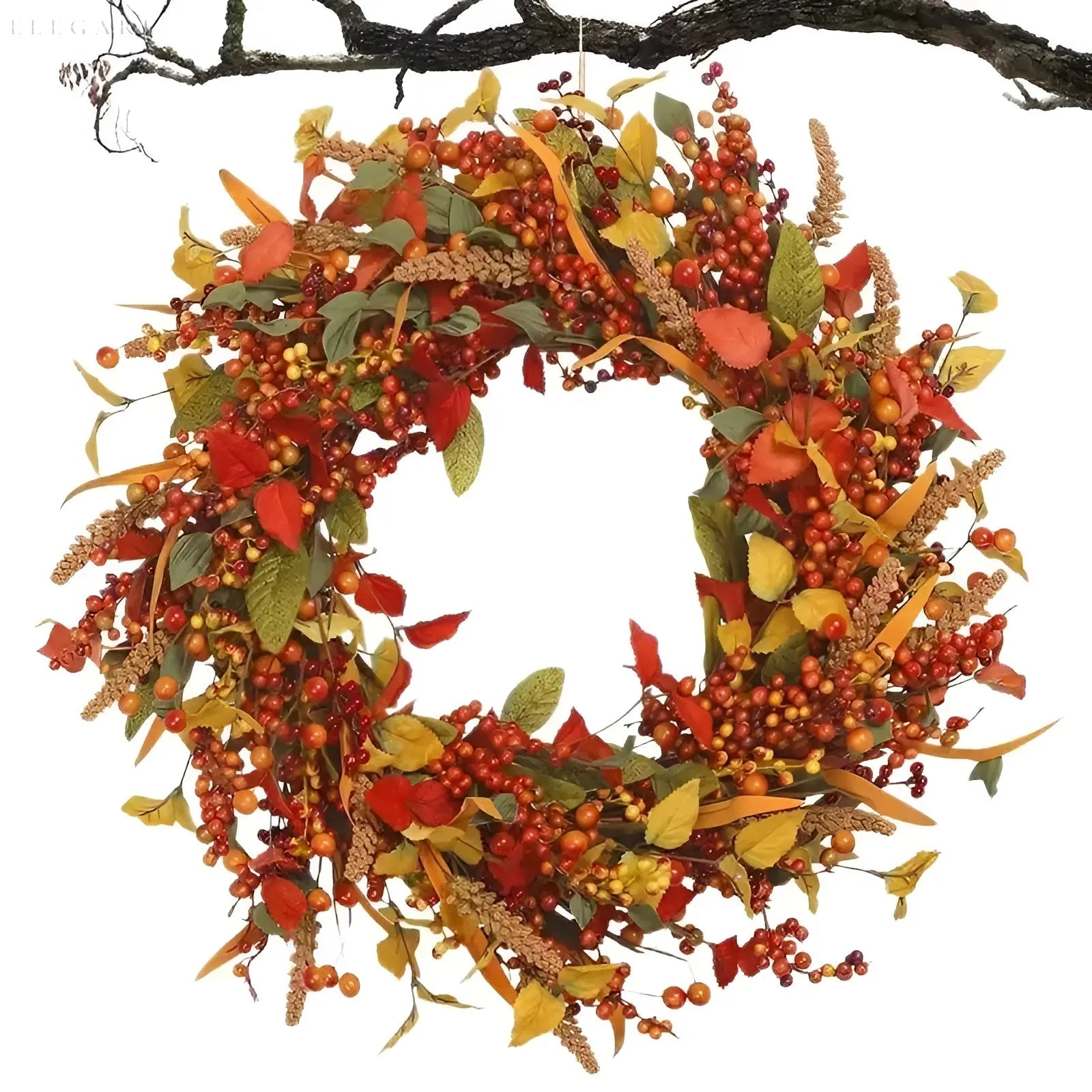 Herbstlicher Türkranz aus Rattan mit Ahornblättern und Beeren, ideal für Feiertagsdekoration.