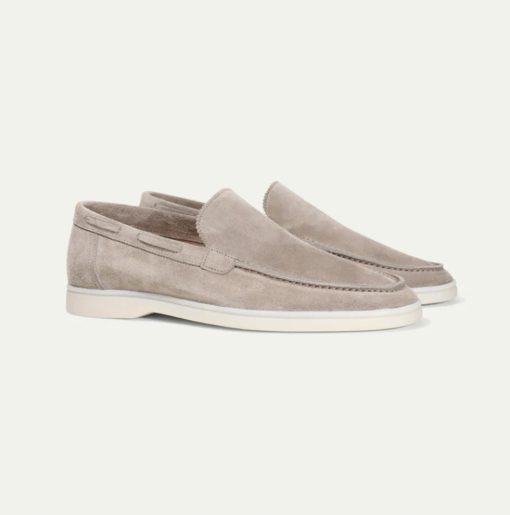 Beige Herren-Lederloafer, Wildleder, rutschfeste Sohle, eleganter Freizeitschuh, stilvoll.