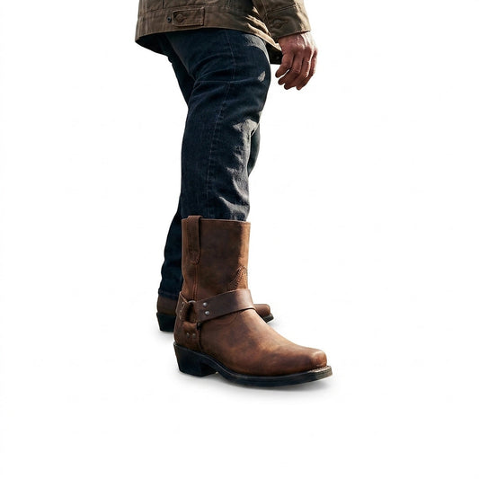 Man i mörka jeans och brun jacka bär den bruna läderkängan med kvadratisk tå, sedd från sidan när han går. 1