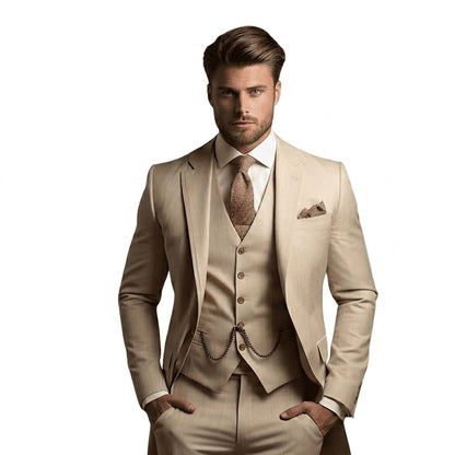 Man bär kostymen i sandbeige med blazer, väst och byxor, brunt stickat slips och bosscheck samt klockkedja på västen. 2