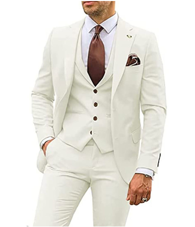 Mann im eleganten weißen Anzug mit brauner Krawatte und Einstecktuch, formelle Herrenmode.