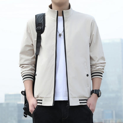 Herren Bomberjacke beige, Reißverschluss, gestreifte Bündchen, lässig, modisch, urbaner Stil.