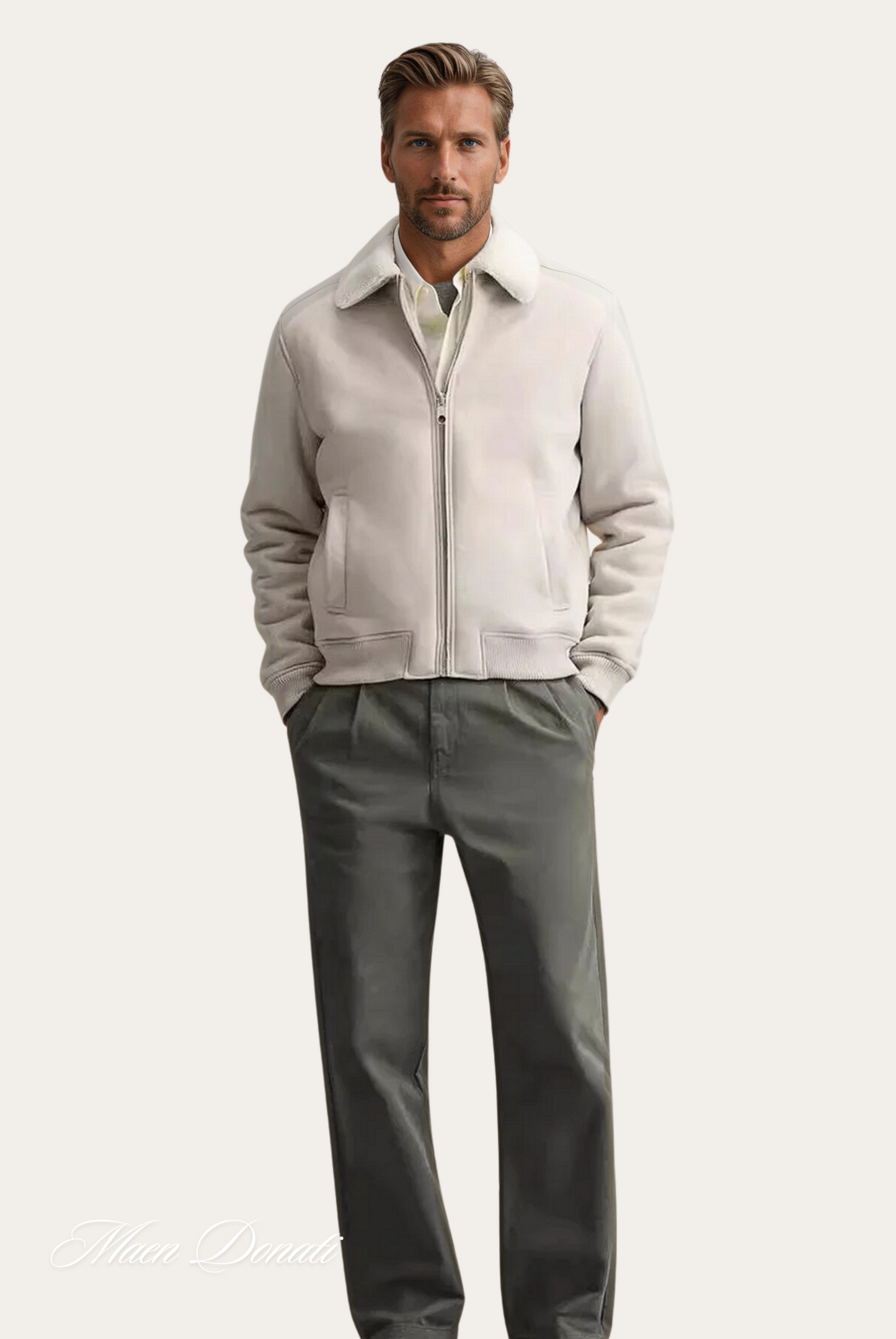 Herrenjacke beige, Reißverschluss, Stehkragen, eleganter Look, Herbstmode, Herrenbekleidung.