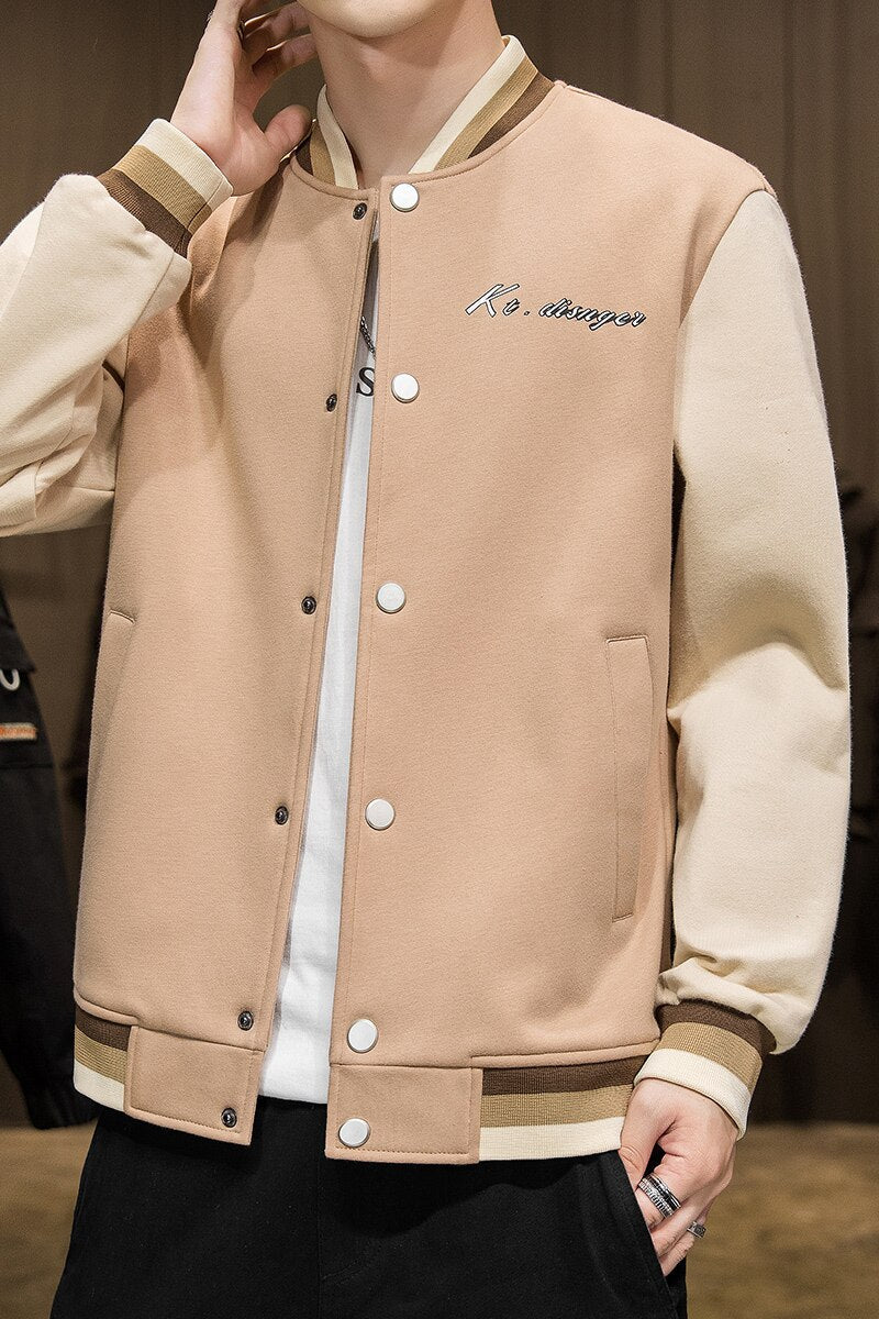 Beige Herren-Collegejacke, gesticktes Logo, Knopfleiste, Kontrastärmel, modisch, lässig.