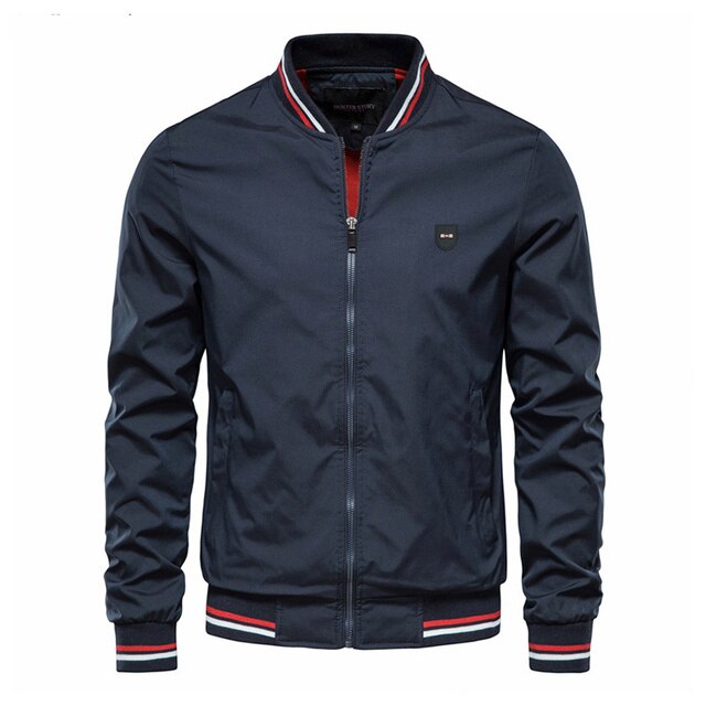Dunkelblaue Herrenjacke mit Reißverschluss, Bomberstil, gestreifte Bündchen, modisch, Frühling.