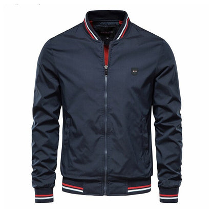 Dunkelblaue Herrenjacke mit Reißverschluss, Bomberstil, gestreifte Bündchen, modisch, Frühling.