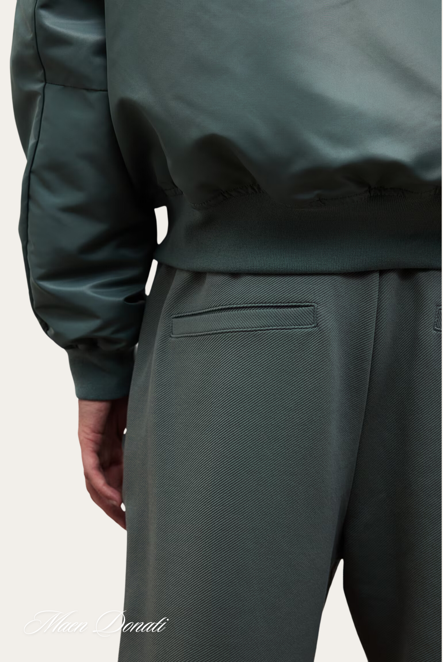 Grüne Bomberjacke und Hose aus Baumwolle, Herrenmode, stilvoll, modern, elegant.