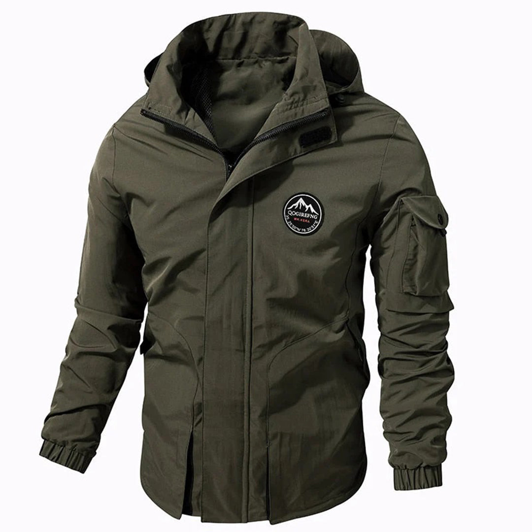 Grüne Herren-Bomberjacke mit Kapuze, Outdoor-Design, Reißverschluss, wetterfest.