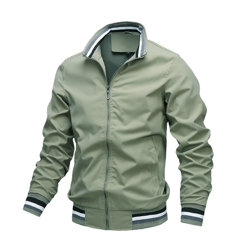 Grüne Herren-Bomberjacke, Reißverschluss, gestreifte Bündchen, modisch, Freizeitkleidung.