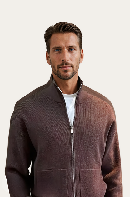 Mann in brauner Strickjacke mit Reißverschluss, weißes T-Shirt, modische Herrenbekleidung.
