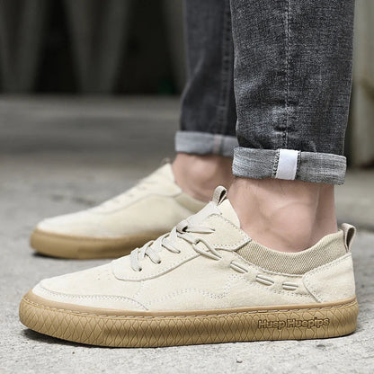 Beige Herren-Sneaker aus Wildleder, rutschfest, ideal für Freizeit und Outdoor-Aktivitäten.