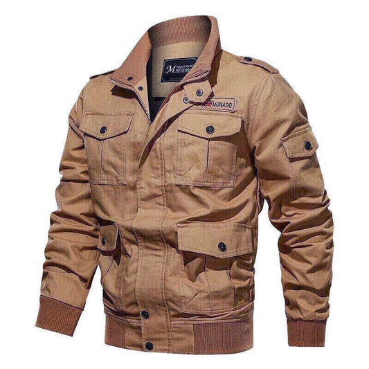 Braune Herrenjacke aus Baumwolle, Militärstil, mit Taschen und Knöpfen, modisch und robust.