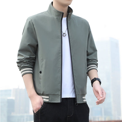 Grüne Herrenjacke, Reißverschluss, Stehkragen, Freizeitmode, Frühling, Baumwolle, modern.