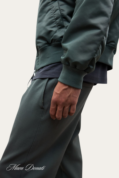 Grüne Bomberjacke und Jogginghose, Herrenmode, Freizeitkleidung, sportlich, modern.