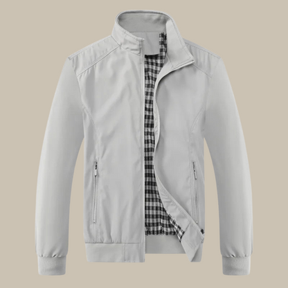 Weiße Herrenjacke mit Stehkragen, Reißverschluss und kariertem Innenfutter, modisch und elegant.