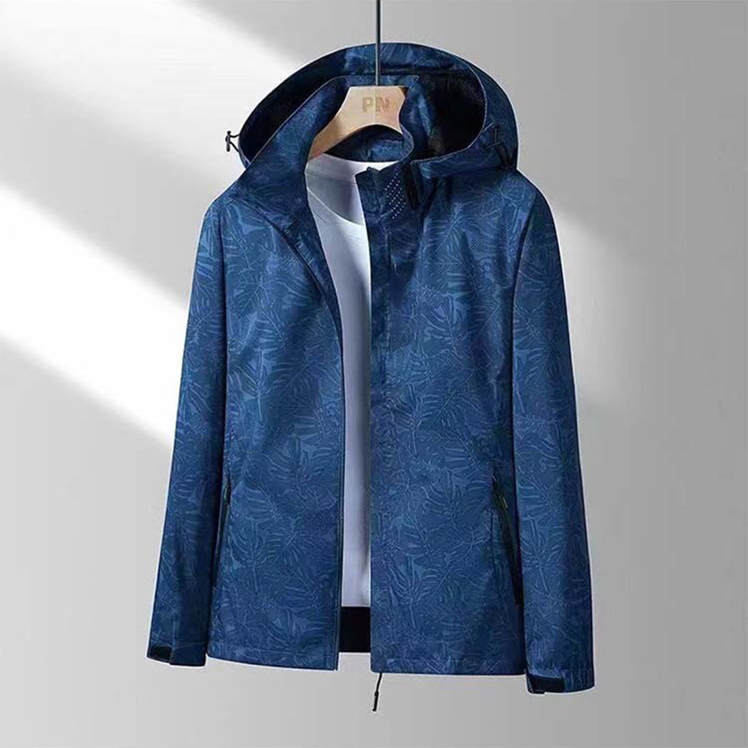 Dunkelblaue Herrenjacke mit Kapuze, floralem Muster, ideal für Outdoor-Aktivitäten.