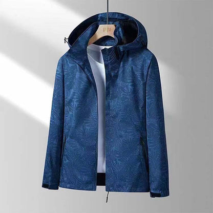 Dunkelblaue Herrenjacke mit Kapuze, floralem Muster, ideal für Outdoor-Aktivitäten.