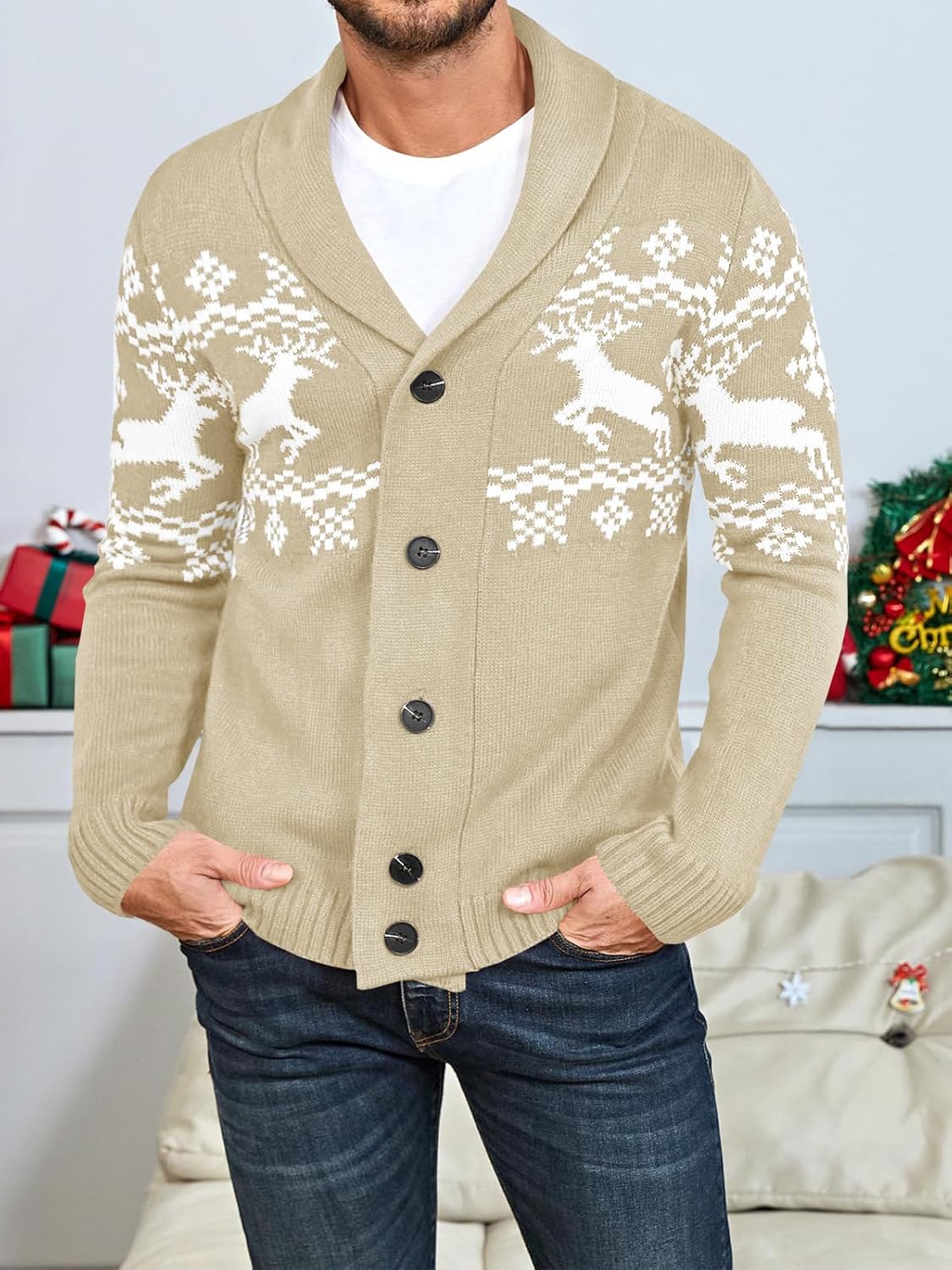 Beige Strickjacke mit Rentiermuster, Herrenmode, Winterkleidung, Knopfleiste, festlich.