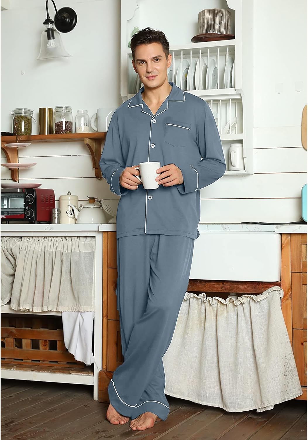 Mann in blauer Pyjama mit Tasse, gemütliche Nachtwäsche, Küche, entspannter Morgen.