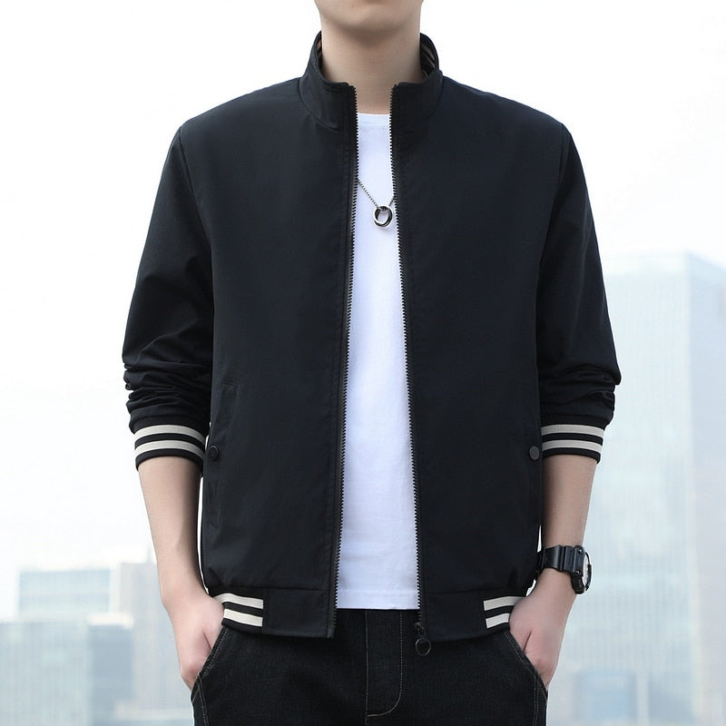 Schwarze Herrenjacke, Reißverschluss, gestreifte Bündchen, lässig, modisch, urbaner Stil.