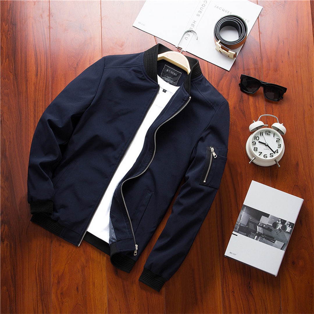 Dunkelblaue Herren-Sommerjacke, Reißverschluss, stilvoll, lässig, auf Holzboden.