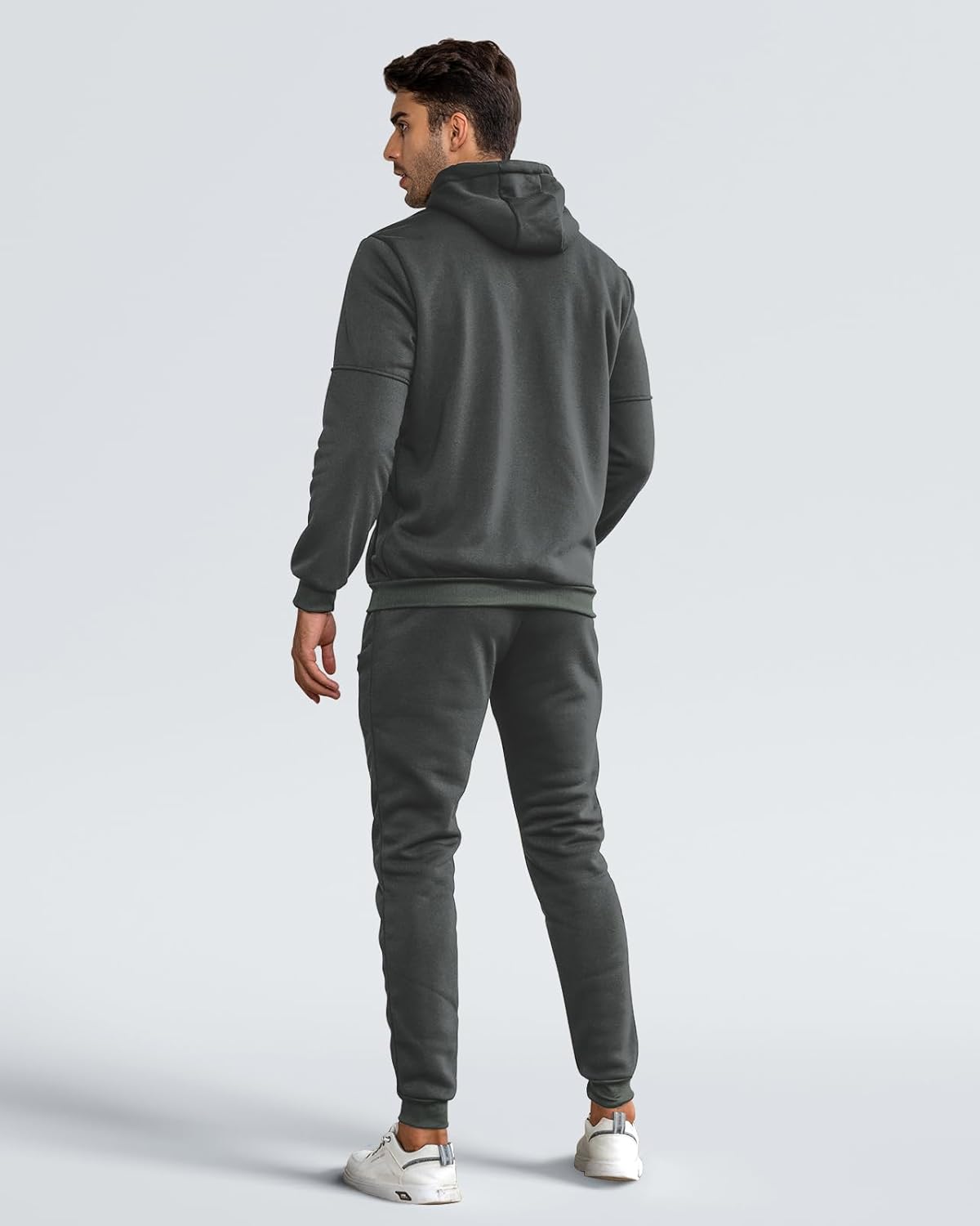Mann in dunkelgrauem Hoodie und Jogginghose, Rückansicht, Freizeitmode, sportlich, bequem.