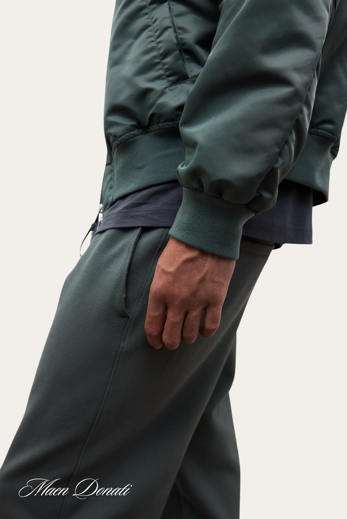 Grüne Bomberjacke und Jogginghose, Herrenmode, Freizeitkleidung, Nahaufnahme, Milan Deradi.