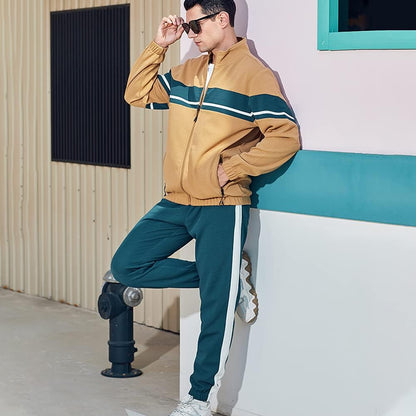 Mann in braunem Trainingsanzug mit Streifen, Sonnenbrille, lässig, sportlich, urbaner Stil.