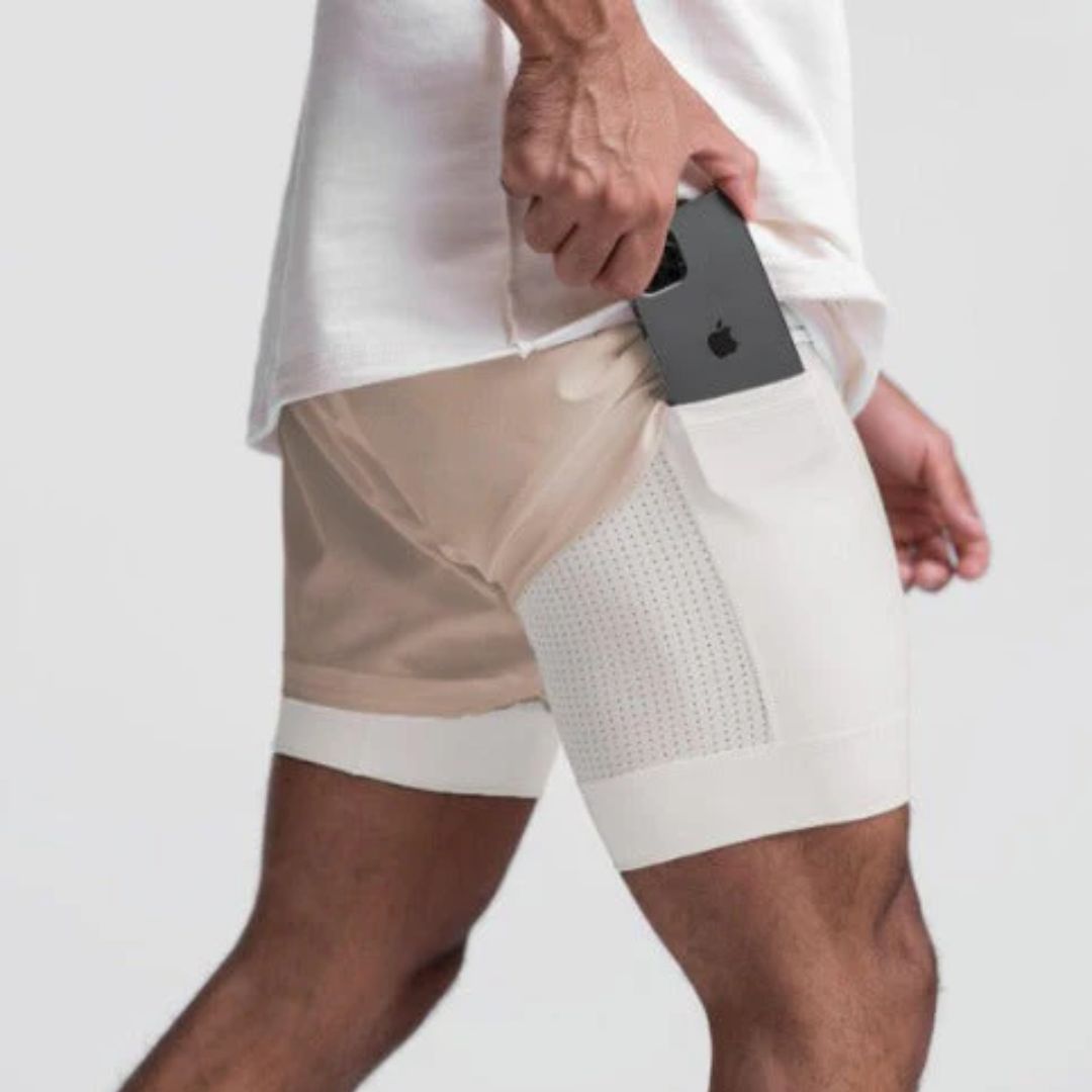 Mann in weißer Unterwäsche mit Smartphone in der Tasche, atmungsaktiv, bequem, modern.