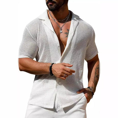Mann in weißem, kurzärmligem Netzhemd, lässiger Sommerlook, Herrenmode, Freizeitkleidung.