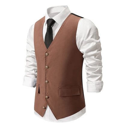 Braune Herrenweste mit Knöpfen, weißem Hemd und schwarzer Krawatte, elegantes Herrenoutfit.