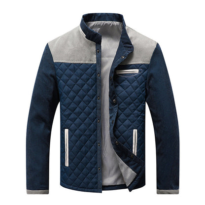 Dunkelblaue gesteppte Herrenjacke mit grauen Akzenten, Reißverschluss und Taschen.