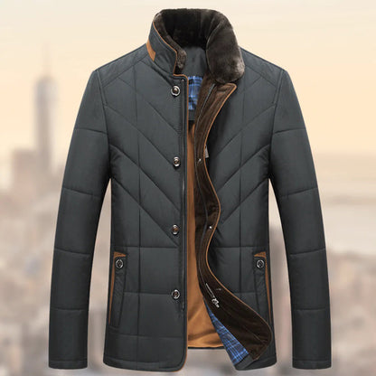 Dunkelgrüne Herren-Winterjacke mit Stehkragen, Knopfleiste und gestepptem Design.
