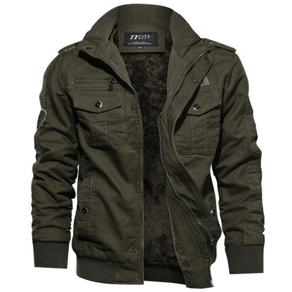Olivgrüne Herrenjacke, gefüttert, mit Reißverschluss und Taschen, ideal für Herbst und Winter.
